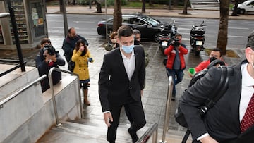 Santi Mina a su llegada a la Audiencia provincial de Almer¨ªa