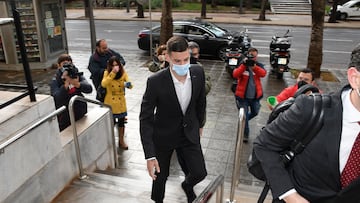 Santi Mina a su llegada a la Audiencia provincial de Almería 