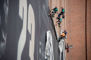 Operarios trabajando en la retirada del cartel del alero, LeBron James, en Cleveland (Ohio) tras el anuncio de su fichaje por los Ángeles Lakers. 