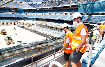 Dani Carvajal observa la remodelación del estadio Santiago Bernabéu.