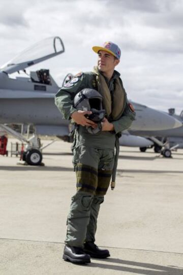 El piloto de Suzuki Maverick Viñales posa antes de subirse a un avión de combate F-18 de la Base Aérea de Zaragoza, con el que ha pasado del asfalto del circuito de MotorLand, donde competirá el próximo domingo en MotoGP, al cielo de Aragón. Viñales, cuyo nombre, Maverick, se debe al fervor que sentía su padre, Ángel, por el protagonista de la película "Top Gun" que protagonizaba Tom Cruise, y en el que interpretaba el papel de un piloto de combate, ha logrado hoy hacer realidad otra de sus pasiones al subirse a un caza del ejército español.