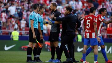 Los jugadores del Atl&eacute;tico protestan a Gil Manzano.