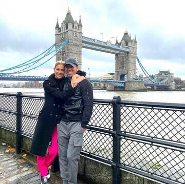 El entrenador del Atlético de Madrid aprovechó el parón para viajar junto a su pareja, Carla Pereyra, a Londres, donde se fotografiaron juntos a la orilla del Támesis. La foto iba acompañada del siguiente texto: "Viajar, visitar, conocer la historia de las ciudades... y volver a casa con mas fuerza y cada día aprendiendo un poquito mas..."