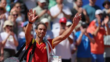PARÍS, 29/07/2024.- El tenista español Rafa Nadal se despide del público tras caer ante el serbio Novak Djokovic en el partido celebrado en el marco de los Juegos Olímpicos de París, este lunes. EFE/ Juanjo Martín