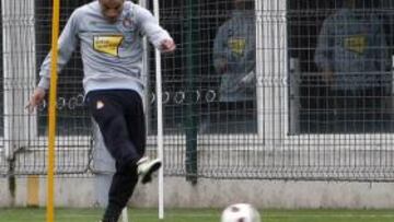 <b>BAJA POR PRECAUCIÓN. </b>Dani Osvaldo golpea un balón a portería ayer en el entrenamiento y sus compañeros del gimnasio le observan.