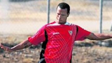 <b>A REMANGARSE. </b>Luis Fabiano, que probó el balón de la Copa, viaja hoy con el equipo a Cartagena.