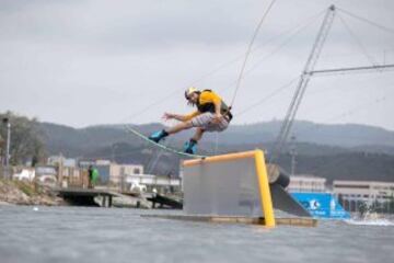 El aniversario del Olimpic Cable Park de Castelldefels se ha convertido en tan solo tres años en uno de los eventos de referencia de wakerboarding y wakeskate de la Península. Además de la competición internacional que enfrenta cara a cara a algunos de lo