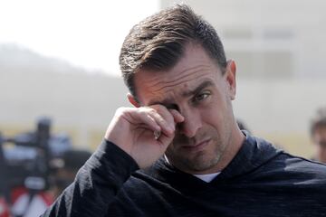 El entrenador de Colo Colo Pablo Guede da instrucciones a sus jugadores durante el partido de primera division contra San Luis disputado en el estadio Bicentenario Lucio Farina de Quillota, Chile.