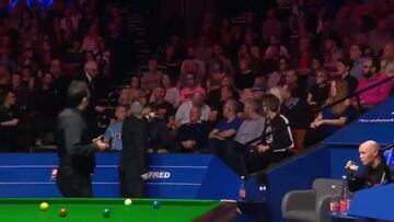 Referee ejects snoring spectator from Crucible snooker match