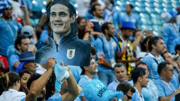 La afición de Uruguay anima a Cavani.