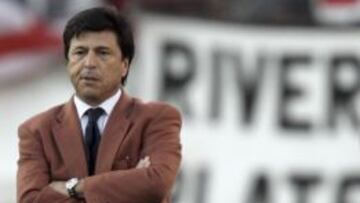 Passarella acusado por fraude por su sucesor en River Plate