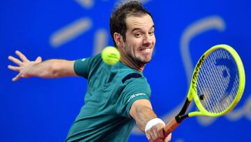 Richard Gasquet devuelve una bola durante su partido ante Feliciano L&oacute;pez en el Open Sud de France ATP World Tour de Montpellier.