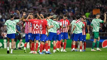Atletico Madrid's players celebrate at the end of the UEFA Champions League 1st round day 2 group E football match between Club Atletico de Madrid and Feyenoord at the Wanda Metropolitano stadium in Madrid on October 4, 2023. (Photo by JAVIER SORIANO / AFP)