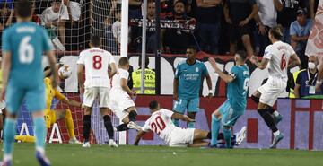 2-3. Karim Benzema marca el tercer gol en el minuto 91.