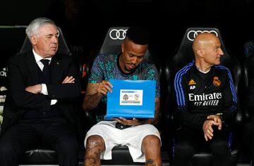 Militao, durante un partido sin nada en juego, bromea abriendo la libreta de Ancelotti y mirando sus notas.