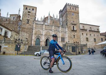 Santi Blanco posa frente al Real Monasterio de Santa María de Guadalupe, por donde pasa la 14ª etapa de La Vuelta entre Don Benito y el Pico Villuercas.