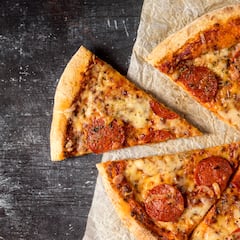 Piden en una pizzería famosa y no pueden creer lo que encuentran en el postre: