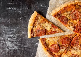 Solo dos pizzas de supermercado aprueban en la Escala Saludable de la OCU: estos son