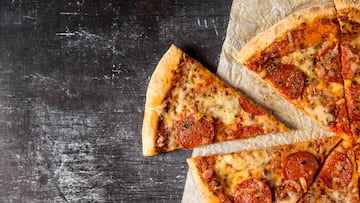 Esta es la pizzería que te recomienda destruir los recuerdos de los ex en sus hornos a cambio de pizza gratis