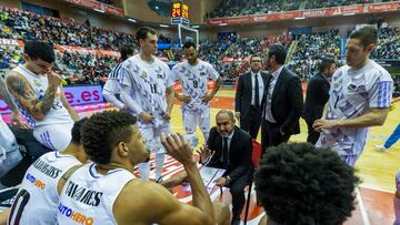 El entrenador del Real Madrid, Chus Mateo, da instrucciones a sus jugadores durante el partido de la vigésima jornada de la Liga Endesa que disputan este domingo contra el UCAM Murcia en el Palacio de los Deportes de Murcia.