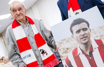 Miguel González Pérez ‘Fife’ (Santa Cruz de La Palma, 1927-2021), extremo diestro, veloz y habilidoso. fue el futbolista palmero más laureado y el único en jugar en Wembley. Se inició en el Club Deportivo Mensajero para después continuar en el infantil del Marino, Español de Santa Cruz de La Palma, Iberia de Tenerife y Victoria de Las Palmas. En 1949 firmó por el Atlético de Madrid, con el que jugó 252 partidos en diez temporadas y marcó 73 goles. A las órdenes de Helenio Herrera se proclamó campeón de Liga en las temporadas 1949-50 y 1950-51. Como rojiblanco ganó también una Copa (1960). “¡Miguel, coge la moto!”, le gritaba la hinchada cuando asomaba por banda. En el antiguo Metropolitano coincidió con otros jugadores canarios como Silva, Mujica, Farías, Agustín, Lobito Negro, Durán, Montes. Tuvo el honor de ser el capitán en el estreno del Atlético en Copa de Europa en la temporada 1958-59. Jugó además en el Oviedo, el Zaragoza y el Murcia. En la Selección compartió delantera con figuras de la talla de Kubala, Di Stefano, Luis Suárez y Gento. Es el quinto jugador canario con más internacionales (15) después de David Silva, Juan Carlos Valerón, Pedro Rodríguez y Antonio Afonso Tonono. Entrenó al Atlético, Betis, Hércules, Getafe y la Sociedad Deportiva Tenisca.