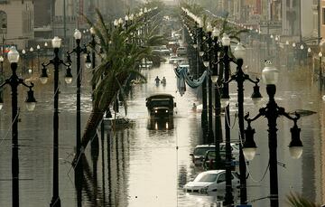 Comenzó como una tormenta tropical y fue cogienda fuerza hasta arrasar las costas de Florida y Luisiana. Donde más afectó fue en Nueva Orleans, donde el sistema de diques de la ciudad falló y terminó por inundar la capital del Jazz. Durante semanas, la mayoría de la ciudad quedó anegada por el agua. Se estima que 1.800 personas fallecieron por culpa del paso del Huracán, 1.500 en Nueva Orleans.