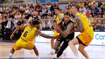 Los jugadores del Gran Canaria Aleksander Balcerowski y Andrew Albicy y el jugador del Frutti Extra Bursaspor Zach Auguste durante el duelo de octavos de la Eurocup.