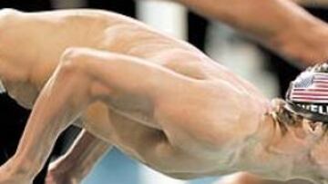 <b>LANZADO. </b>Phelps ha nadado 16 carreras en estos Juegos, pero ayer no acusó el cansancio y logró un nuevo oro y el pase a la final de 100 mariposa.