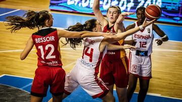 Andrea Hernangómez trata de anotar ante Alemania.