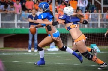 En marzo se retoma la actividad del fútbol americano en bikini en México. La novedosa actividad deportiva se juega en canchas de 50 yardas de largo por 30 yardas de ancho, con ocho jugadoras defensivas, ocho ofensivas y cuatro en reserva. Los partidos se dividen en cuatro cuartos de 15 minutos y un descanso de media hora. A diferencia del fútbol americano masculino, no hay patada de salida ni goles de campo.