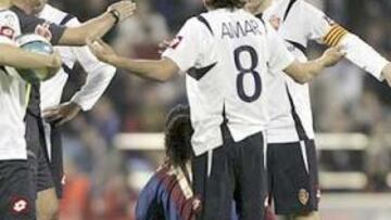 <B>ANULADO.</B> Ronaldinho estuvo desaparecido en La Romareda gracias al buen trabajo de todo el Zaragoza.