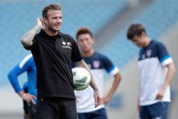 David Beckham en acción durante una sesión de entrenamiento con los jugadores Sainty Jiangsu en Nanjing Olympic Sports Center el 18 de junio de 2013 en Nanjing, provincia de Jiangsu de China.