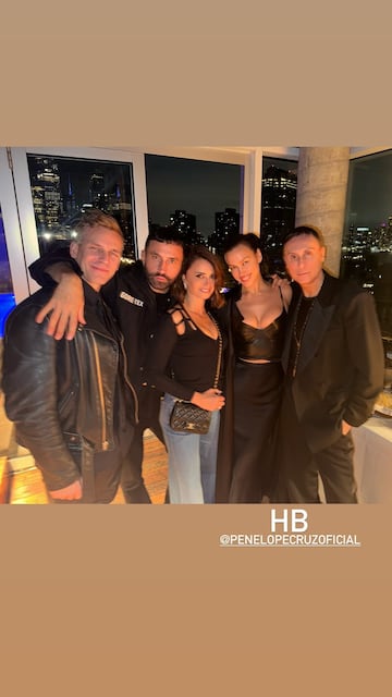 Riccardo Tisci, Penélope Cruz e Irina Shayk junto a otros amigos.