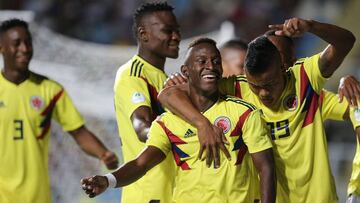 Iván Angulo junto a Luis Sandoval celebrando el segundo gol de Colombia ante Venezuela por la fecha 4 del hexagonal final del Sudamericano Sub 20 Chile 2019.