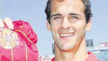 <b>CON SU PRIMERA ROJA DE ESPAÑA</b>. Pernía llegó tarde al entrenamiento porque venía apresurado de jurar la Constitución, se llevó la ovación de sus compañeros por la multa que deberá pagar y en la improvisación al menos tuvo tiempo de posar con su primera roja.