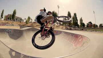 Un rider de BMX saltando sobre el bowl del skatepark de Madrid Río.