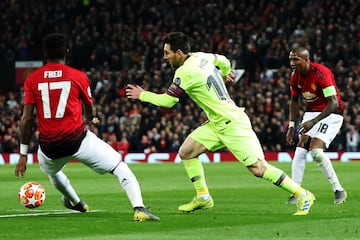 0-1. Leo Messi dio el pase para que Luis Suárez rematara de cabeza y Luke Shaw desviara el balón para anotar en propia puerta el primera tanto del Barça.