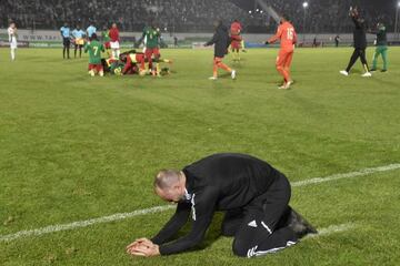 Djamel Belmadi, seleccionador de Argelia, reacciona al gol recibido de Camer&uacute;n en el &uacute;ltimo minuto de la pr&oacute;rroga.