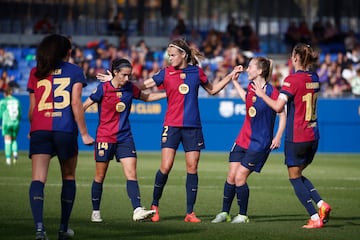 SANT JOAN DESPÍ (BARCELONA), 24/11/2024.- La defensa del FC Barcelona Irene Paredes (c) celebra junto a sus compañeras de equipo su gol durante el encuentro correspondiente a la jornada 11 de la Liga F entre Fc Barcelona y el Costa Adeje Tenerife en el estadio Johan Cruyff de la localidad barcelonesa de Sant Joan Despí. EFE/Quique García
