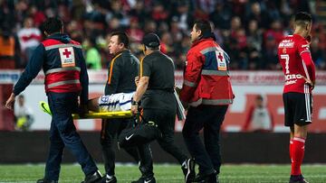 El atacante mexicano recibió una fuerte entrada de Michael Orozco, lo que provocó su salida prematura del encuentro.