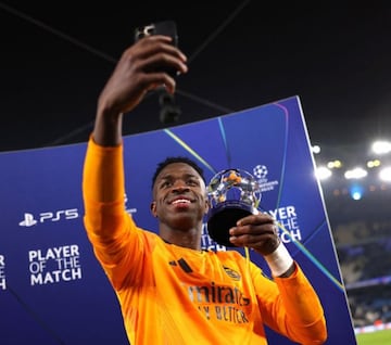 Vinicius, con el trofeo MVP, tras el triunfo blanco ante el Manchester City.