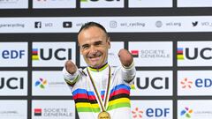 El ciclista paralímpico Ricardo Ten celebra su victoria en la prueba del Scratch C1 en los Mundiales de Pista de Ciclismo Adaptado.