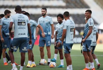 Soccer Football - Copa Libertadores - Final - Palmeiras v Santos - Stadium visit - Estadio Maracana, Rio de Janeiro, Brazil - January 29, 2021 Santos' Marinho with teammates during the stadium visit Pool via REUTERS/Ricardo Moraes