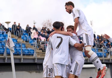 Un duende y un gigante por Navidad