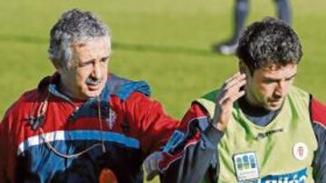 <b>DIALOGANTE. </b>Preciado sigue a Neru para comentar con él un lance del entrenamiento de ayer.