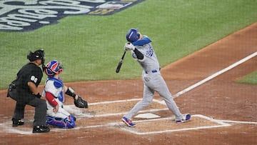 TORONTO (Canada), 26/10/2025.- Los Angeles Dodgers Shohei Ohtani (R) pops out during the third inning of the MLB World Series game two between the Los Angeles Dodgers and the Toronto Blue Jays in Toronto, Canada, 25 October 2025. EFE/EPA/EDUARDO LIMA
