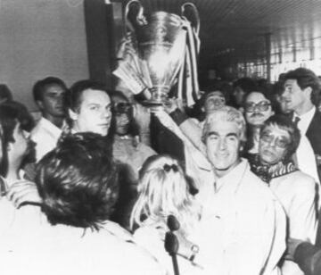 Seguidores de la Juventus con la Copa de Europa en alto