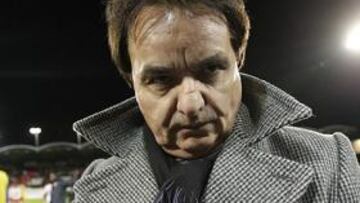 <b>SOLIDARIO. </b>Constantin invita al fútbol a la afición del Neuchatel.