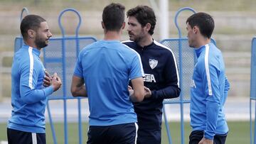 Víctor Sánchez habla con los capitanes del Málaga, Lombán, Ricca y Adrián