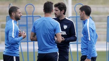 V&iacute;ctor S&aacute;nchez habla con los capitanes del M&aacute;laga, Lomb&aacute;n, Ricca y Adri&aacute;n